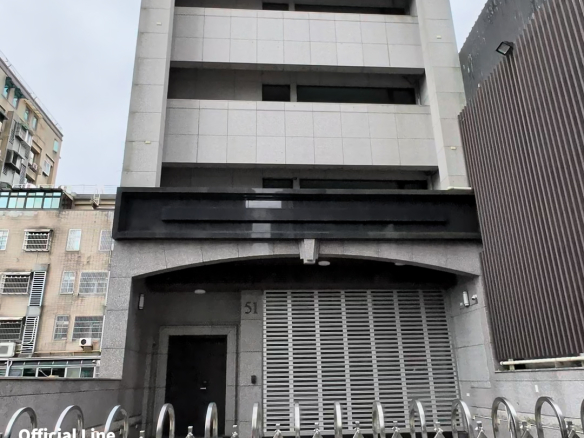 Rare Opportunity: Whole-Building Property for Lease! Ideal for Retail, Office, Tutoring, or Residential use!